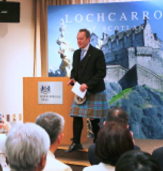 英国大使館にてロキャロン社のコラボによる140周年記念タータンを発表