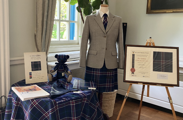 英国大使館にてロキャロン社のコラボによる140周年記念タータンを発表