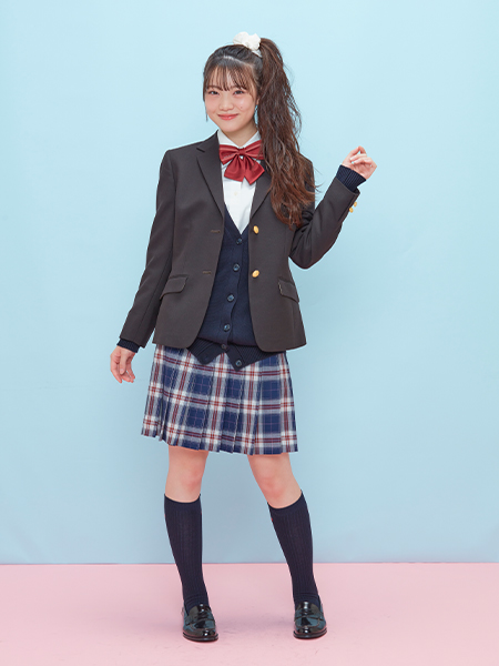 平成ギャルっぽさをおしゃれに取り入れるなら長めの靴下丈がおすすめ
