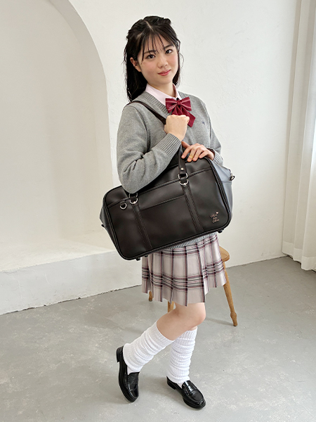 ニーハイソックス×厚底ローファースタイル