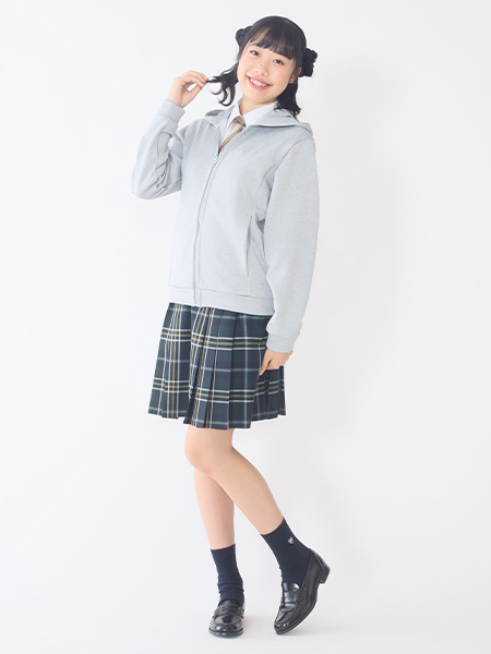 2.パーカーを合わせたカジュアルな制服コーデは短いソックス丈がおすすめ。