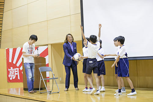 「夢を実現するのは楽しいこと」と話す