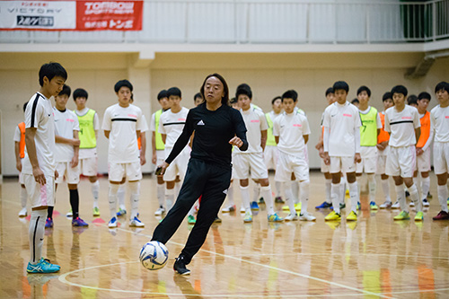 サッカーの技術だけでなく取り組む姿勢や話の聞き方なども